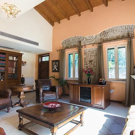 Moraitis Mansion شقة